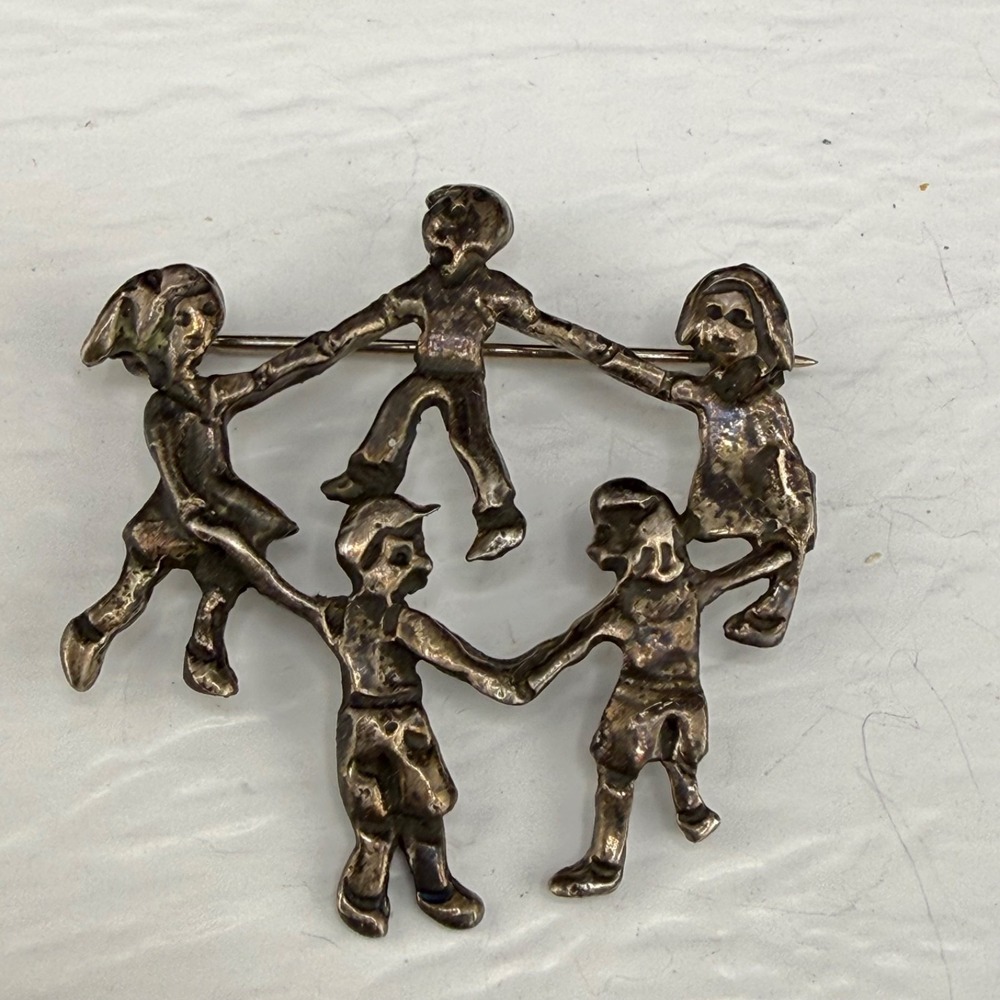 Vintage Estate Brooch Silver Children Circle Family Friends 9.1g